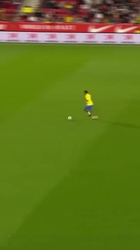 45歲還開(kāi)掛！小羅再現(xiàn)牛尾巴過(guò)人，微笑單挑門(mén)將輕松打進(jìn)